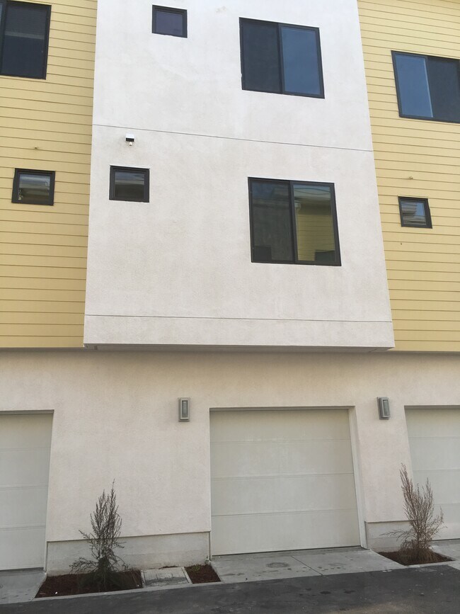 Garage door - 1250 Edmonson Way