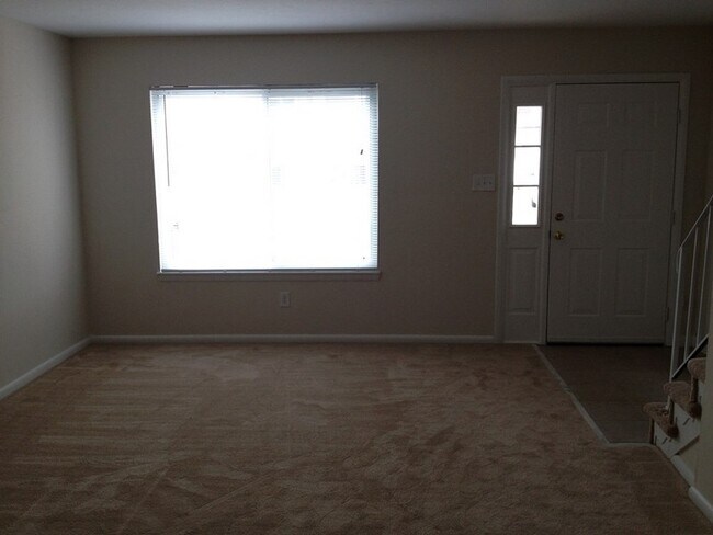 Foto del edificio - 3 Bedroom End Unit Townhome in Virginia Beach