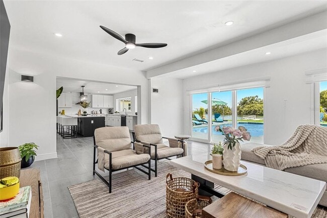 Foto del edificio - 380 Colony Point Rd S