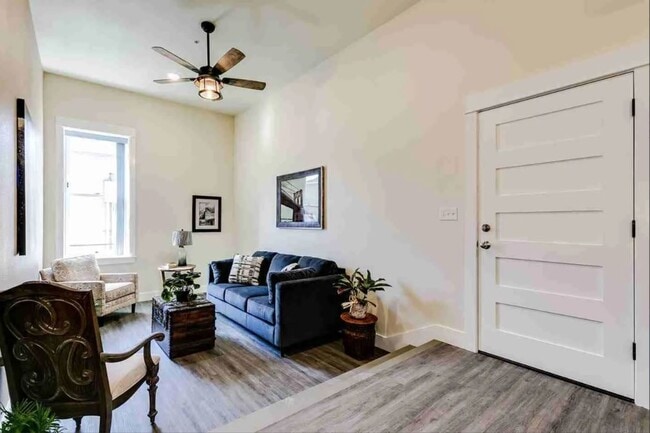 Building Photo - 607 E Main St