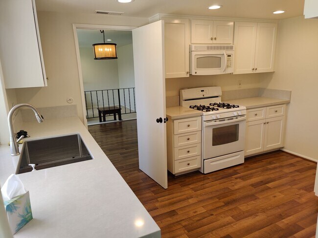 Foto del edificio - Lovely Thousand Oaks Rental with Expansive Yard and Mountain Views