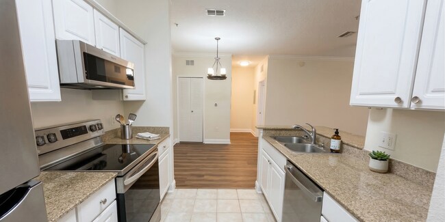 Foto del edificio - Available Now | First-Floor Condo with Washer & Dryer in Winter Garden 1/2 Month Free of Rent