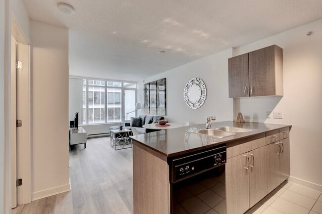 Building Photo - 610 Granville St