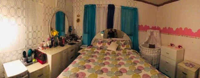 Building Photo - 2467 Woodacres Rd NE