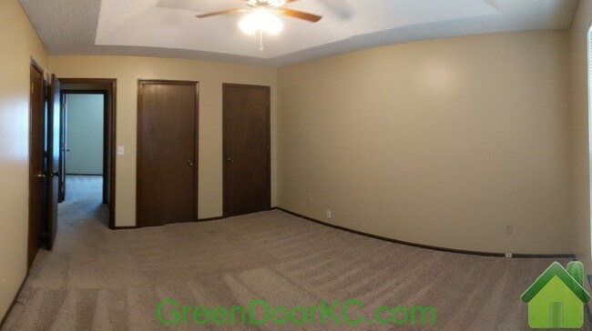 Building Photo - 825 S Lindenwood Dr