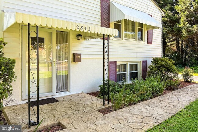 Foto del edificio - 2843 Annandale Rd