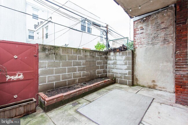Building Photo - 1824 S Sartain St