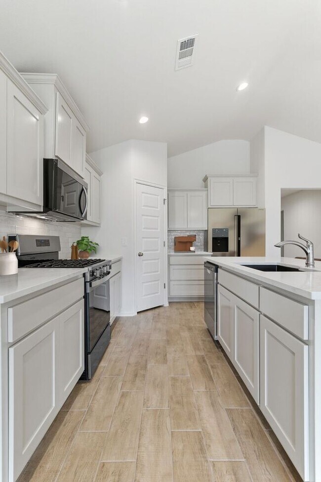 Foto del edificio - Spacious 4 Bed Home in Owasso – Open Living + Modern Kitchen