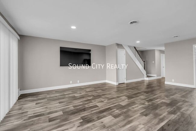 Building Photo - 403 Raintree Dr