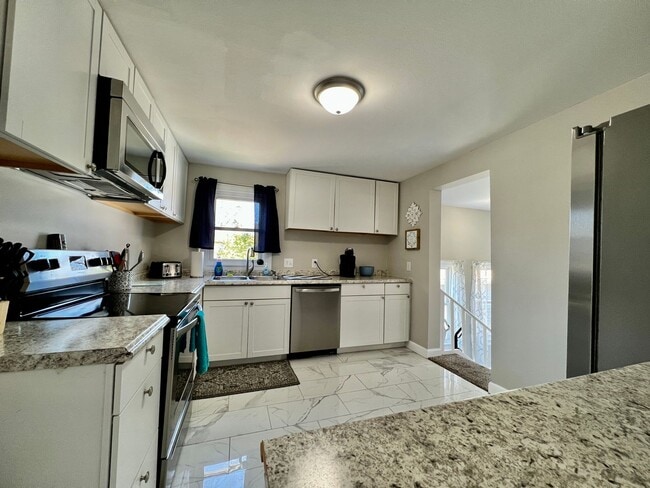 Building Photo - Beautiful 4 BDR Home - Near I-75