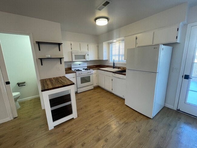 Building Photo - Beautiful Two Bedroom Home!