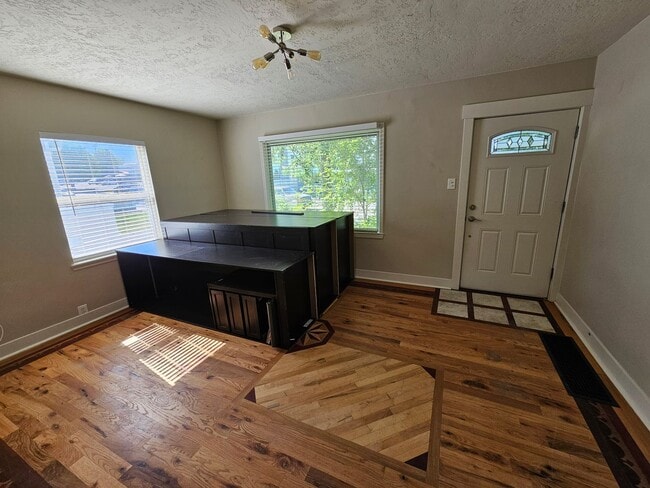 Building Photo - 4 Bedroom House in SLC for Rent!