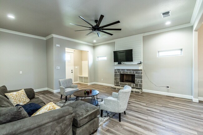 Building Photo - Charming 3-Bedroom Oasis with 2 Full Baths!
