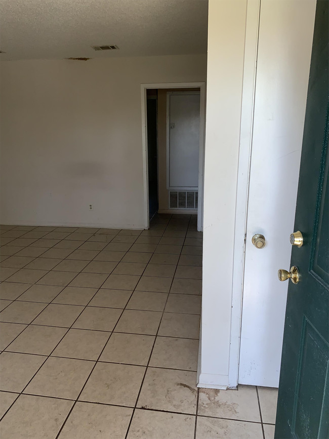 Building Photo - 1303 Lakewood Rd
