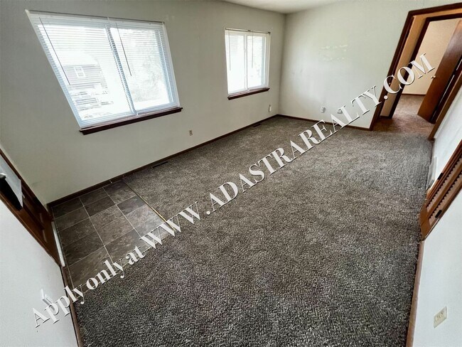 Building Photo - 2 Bed, 1 Bath Duplex in Overland Park-Avai...