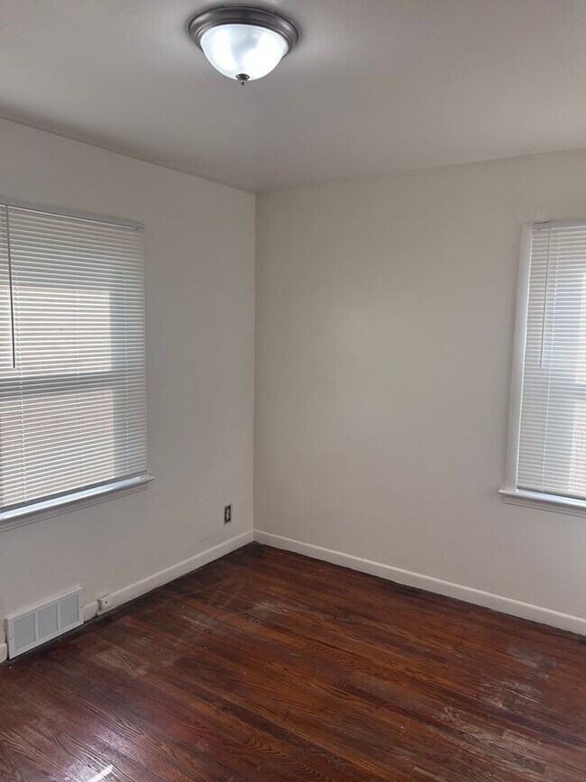 Building Photo - 3 BED 1 BATH SINGLE FAMILY HOME!