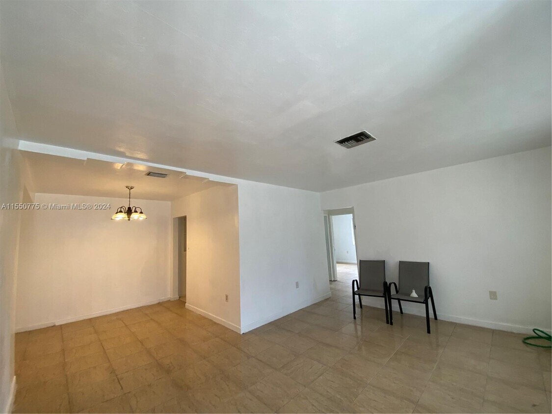 Foto del edificio - 14315 NW 12th Ave