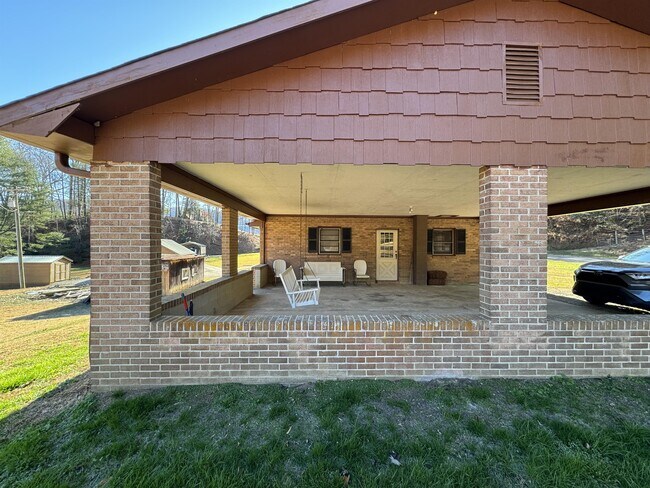 Building Photo - 2244 Vannoy Rd