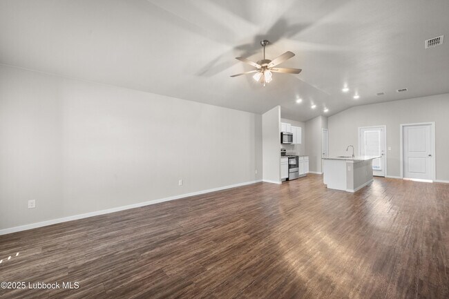 Building Photo - 2031 Kenwood Ave