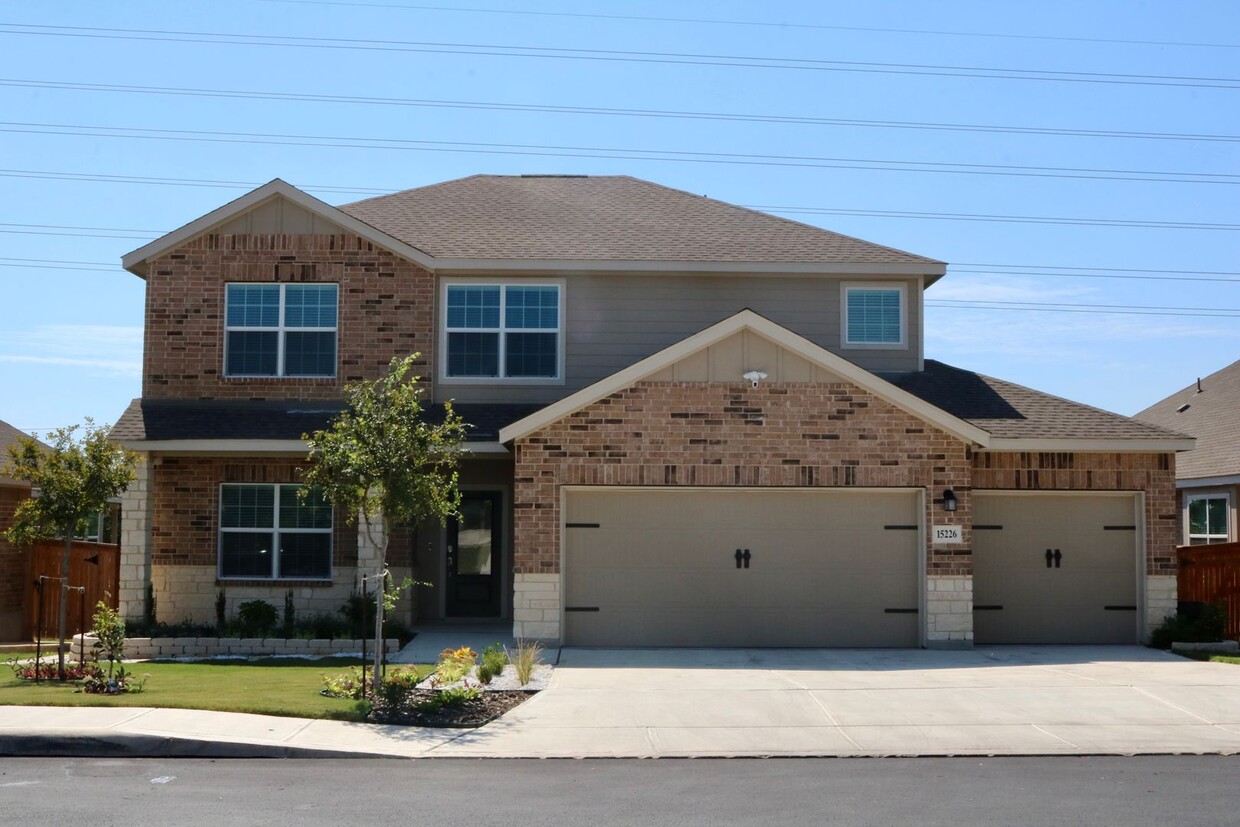 Foto principal - Beautiful 5 BR / 3.5 Bath Home for Rent in...