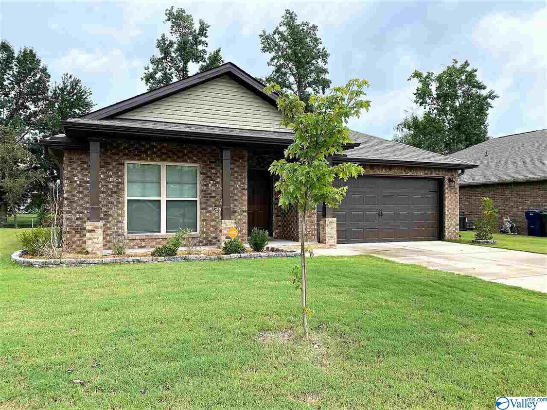 Primary Photo - 136 Summer Pointe Ln NW