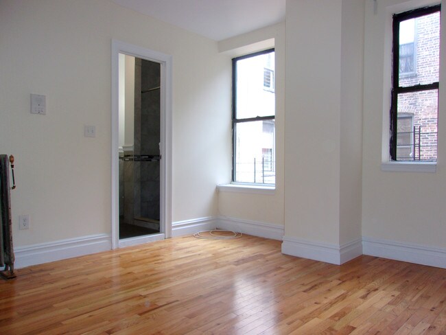 Building Photo - 40 Saint Nicholas Pl