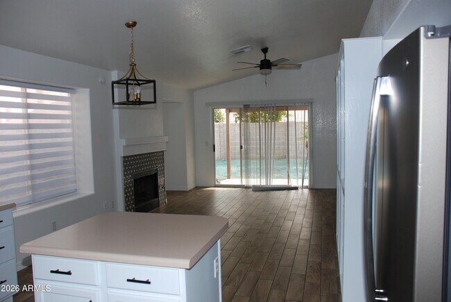 Foto del edificio - 249 W Grovers Ave