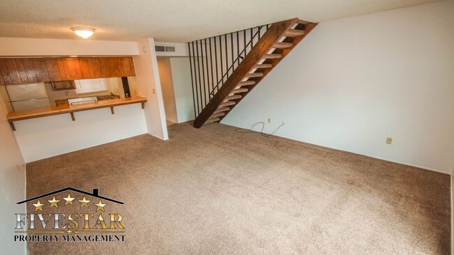 Building Photo - 201 Jardin Ct