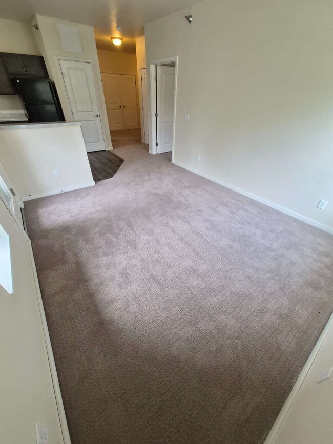 Building Photo - 2 Bedroom | 1 Bathroom 2nd Floor Apartment Available RIGHT NOW!