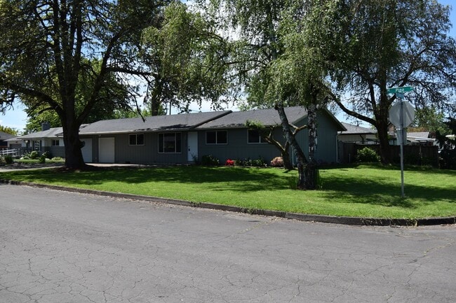 Foto del edificio - Elegant 4-Bedroom Corner-Lot Home