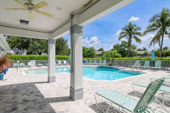 Foto del edificio - **ESCAPE TO PARADISE ** THE STRAND ** 2 Bed + Den/2 Bath First-Floor SEASONAL Condo in The Strand...