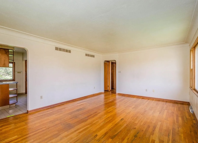 Building Photo - 2560 E Sheridan Ave