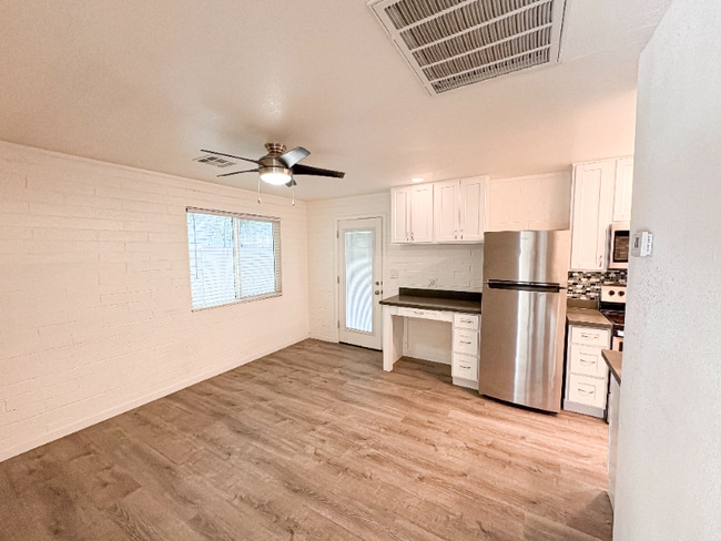 Foto del edificio - 2737 E Glenrosa Ave
