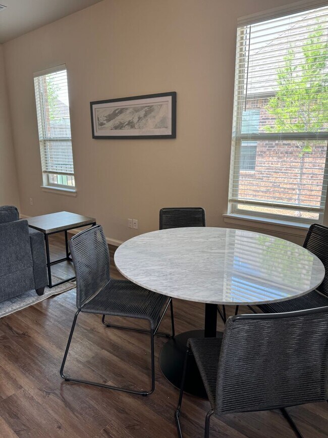 Building Photo - Fully furnished 3 bedroom, 2 bathroom, 2 c...
