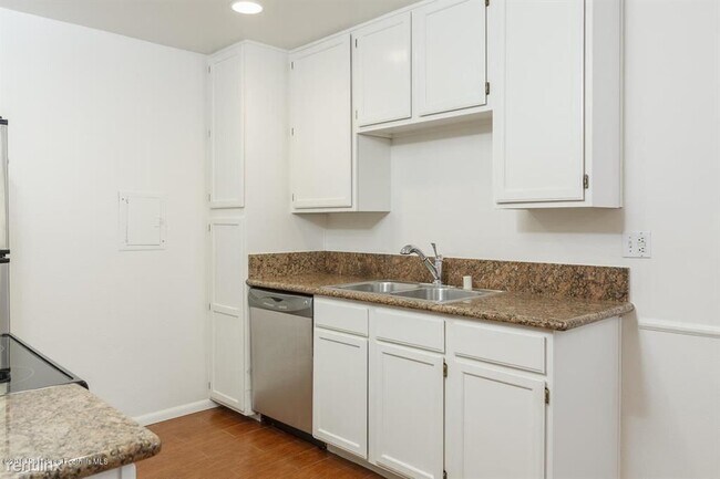 Building Photo - 339 S Catalina Ave