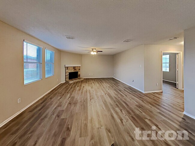 Foto del edificio - 2904 Crimson Clover Dr