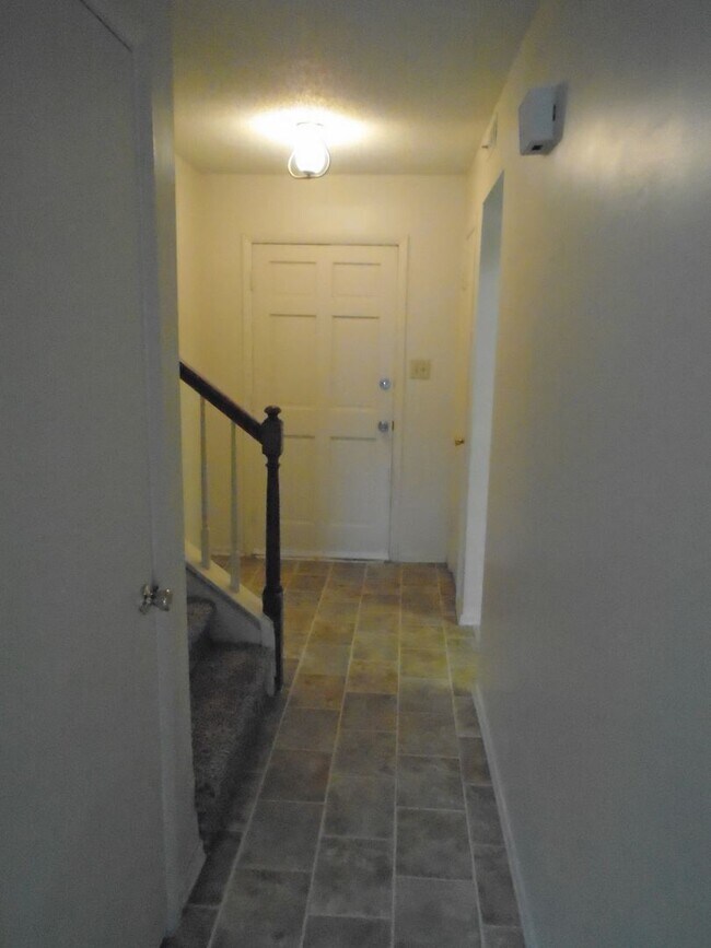 Foto del edificio - Charming 3 bedroom 1 1/2 bath townhouse located in Jacksonville. Just a short drive to the area b...