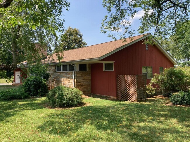 Foto del edificio - 3 BR/3 BA Home with Large Yard