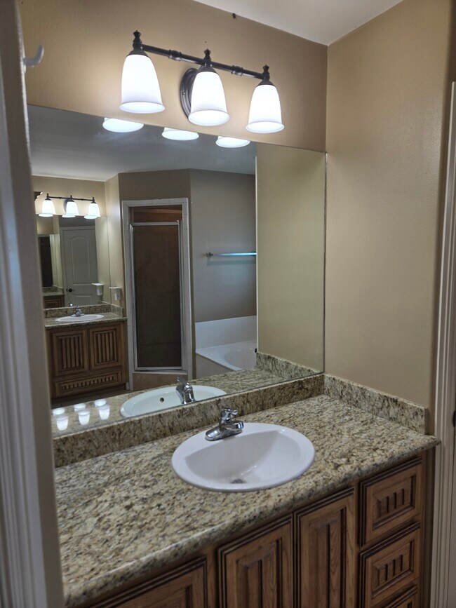 Foto del edificio - 3711 Timberwood Dr