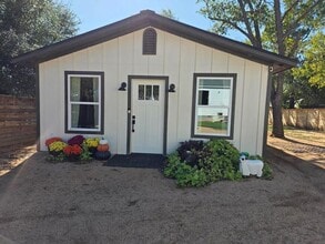 Building Photo - 421 E Orchard St