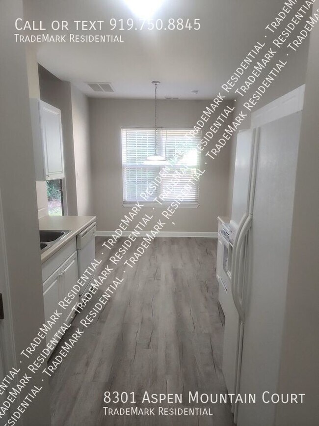 Foto del edificio - Spacious 3-Bedroom, 2.5-Bathroom Home with...