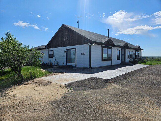 Foto del edificio - 5 Bed 3 Bath Ranch Home with 5 Acres.