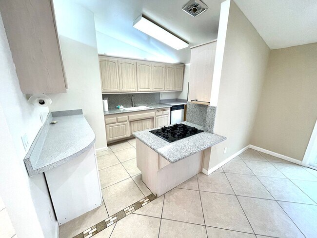 Foto del edificio - Beautiful house, 2bd+den/1.5ba HOME on the hillside of Granada Hills.