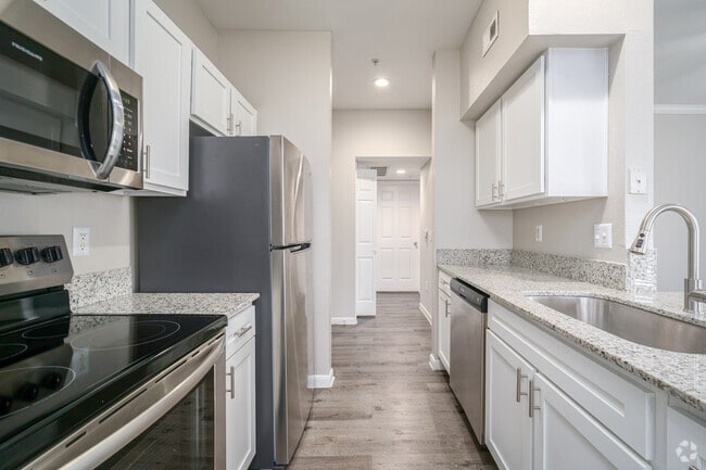 1BR, 1BA - 733SF - Kitchen - Plaza at San Jacinto