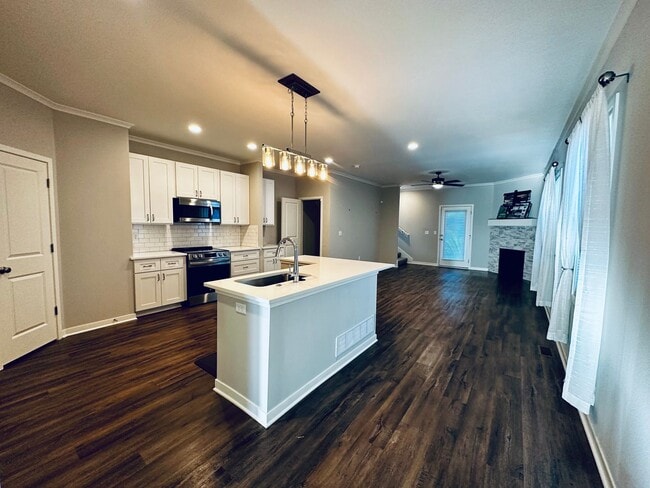 Building Photo - {1095} Modern Townhome Available Immediate...