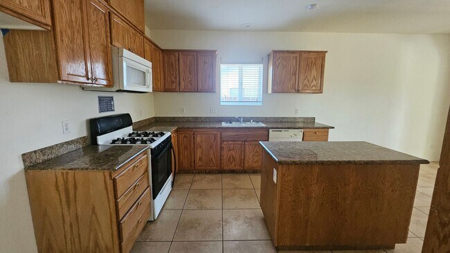 Foto del edificio - Bright and Open 3-Bed, 2-Bath Home on Kare...
