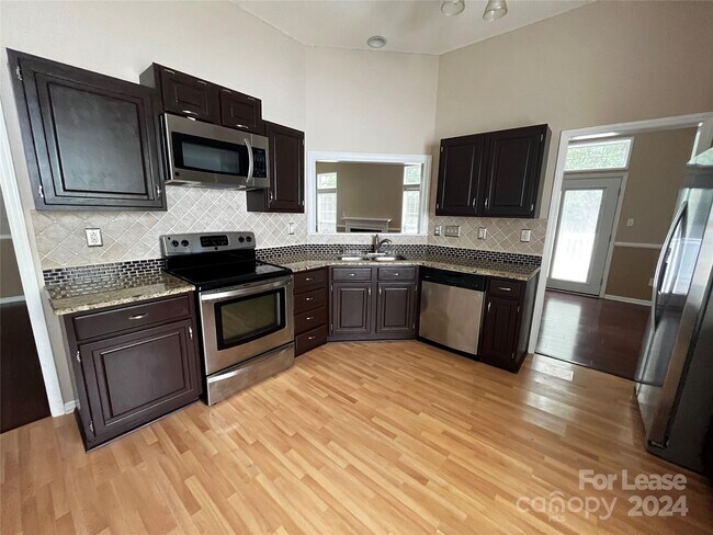 Building Photo - 12121 Landing Green Dr