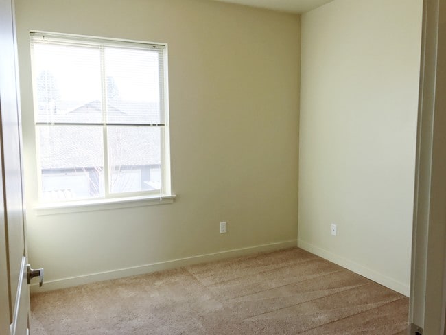 Quartz Dark Guest Bedroom - Stoneplace Apartment Homes