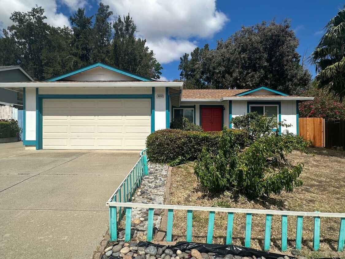 Primary Photo - Lovely 3 Bed, 2 Bath in Pittsburg