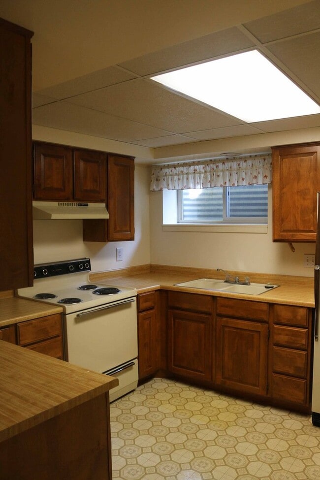 Building Photo - Sandy home for rent(basement only)